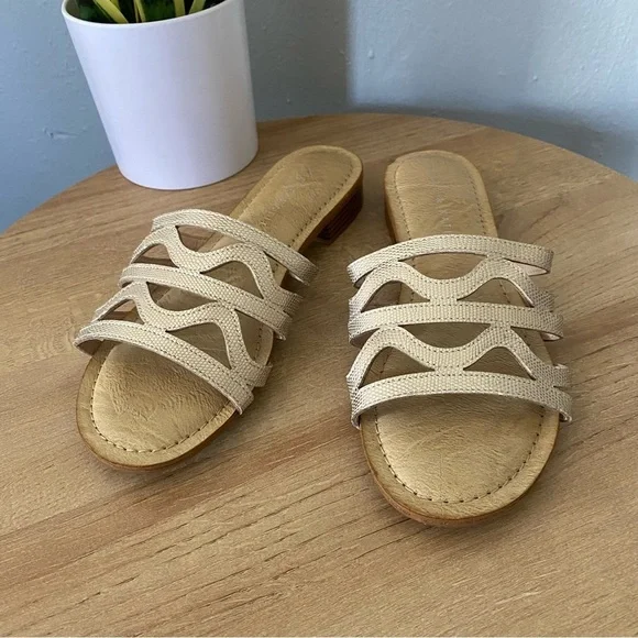 NEW Kelly & Katie Kenzy Gold Sandals - Picture 3 of 9